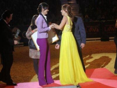 Alfonso Díez ejerce de duque de alba y entrega premio a Bo Derek