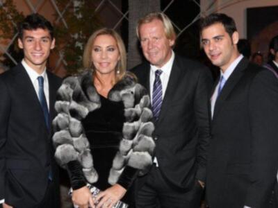 Una familia elegante y elegante en un evento formal, posando con elegancia y sonrisas.