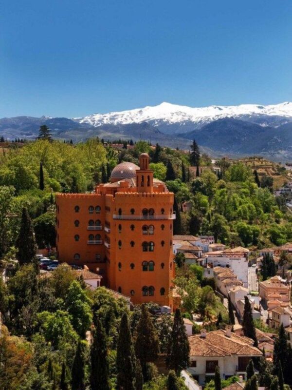 Torre del Homenaje, Granada, España. Vista panorámica de la ciudad con montañas nevadas en el fondo.