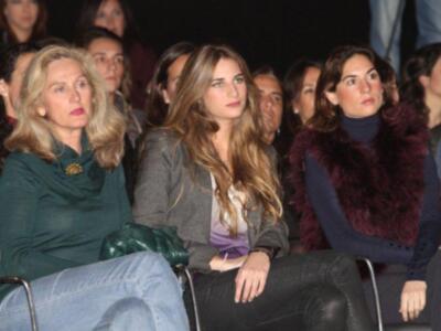 Lourdes Montes por primera vez en familia, con su madre y su hermana para ver desfilar a su cuñada Eva González