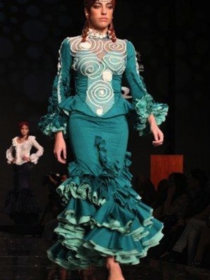 Claudia Revuelta debuta sobre la pasarela 