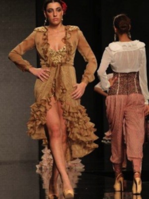 Claudia Revuelta debuta sobre la pasarela 