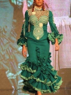 Claudia Revuelta debuta sobre la pasarela 