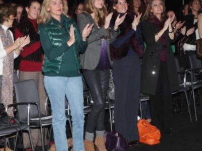 Lourdes Montes por primera vez en familia, con su madre y su hermana para ver desfilar a su cuñada Eva González