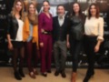 Grupo de personas posando en un evento de moda en 2013.