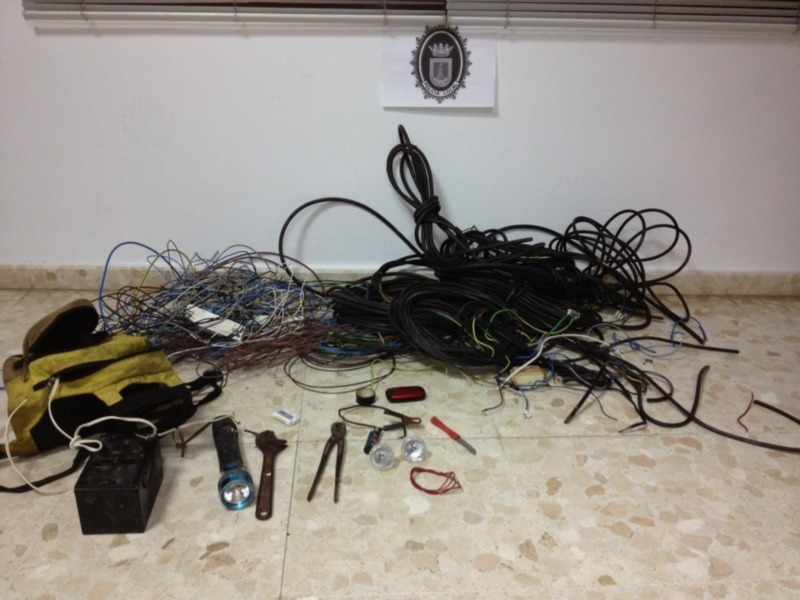 La Policía Local detiene a un individuo cuando se descolgaba por la fachada del antiguo Hotel Cruz del Mar con cables robados(Chipiona)