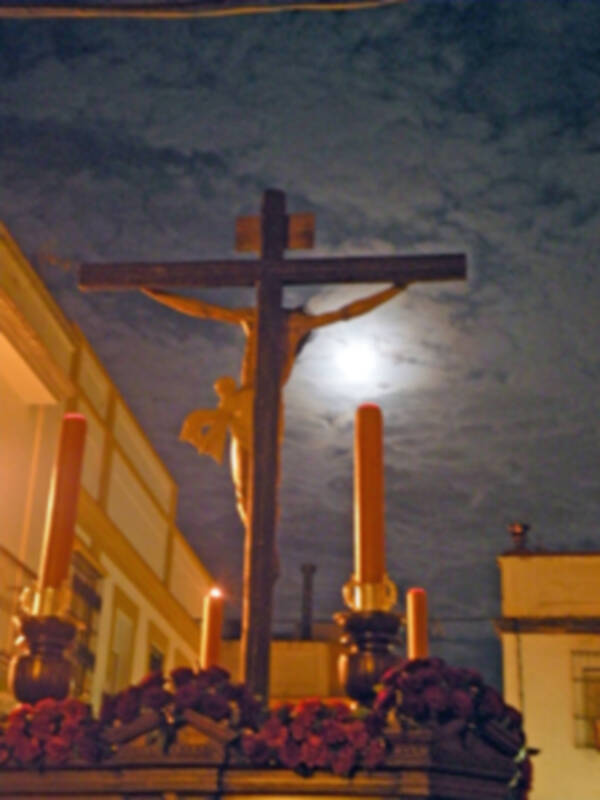 Por tercer año consecutivo la lluvia fue la protagonista de la procesión del Cristo del Buen Fin de Alcalá del Río.