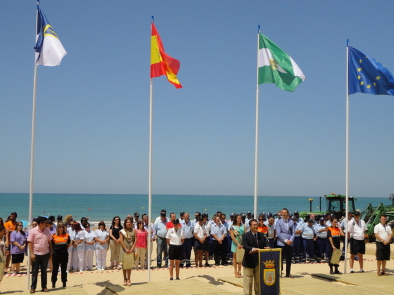 Chipiona inaugura la temporada alta de playas con un importante incremento de la dotación y servicios