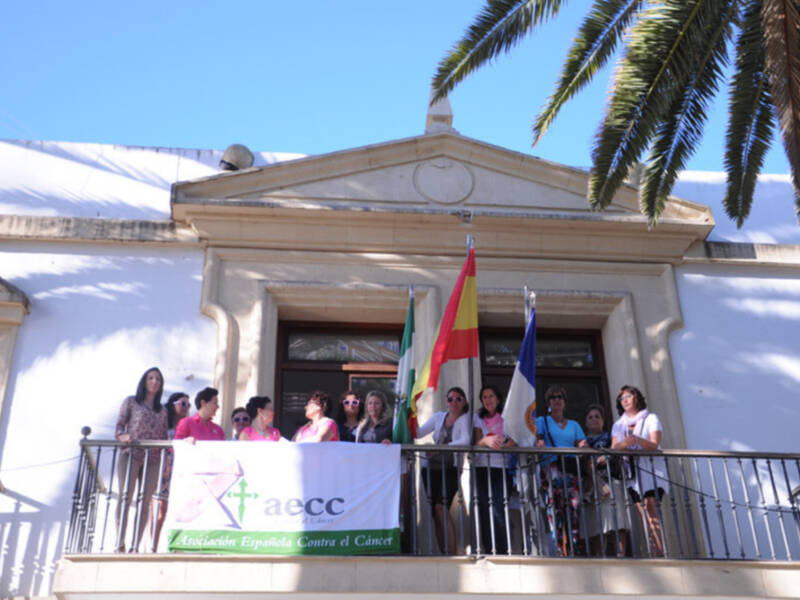 Un lazo rosa invita a sumarse a la lucha contra el cáncer de mama con motivo del día internacional(Chipiona)