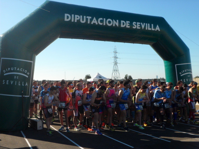 Rafael Curado y Desirée León se lucen en La Algaba en el Â3er Duatlón Ruta del AzaharÂ