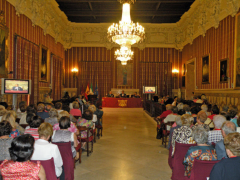 Sevilla. El alcalde de Sevilla Juan Ignacio Zoido, ha clausurado el curso de Tema Sevillano que dirige el periodista, escritor y director Antonio Busto Rodríguez.