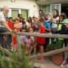 Niños de un campamento organizado por un economato social de Sevilla visitan Chipiona