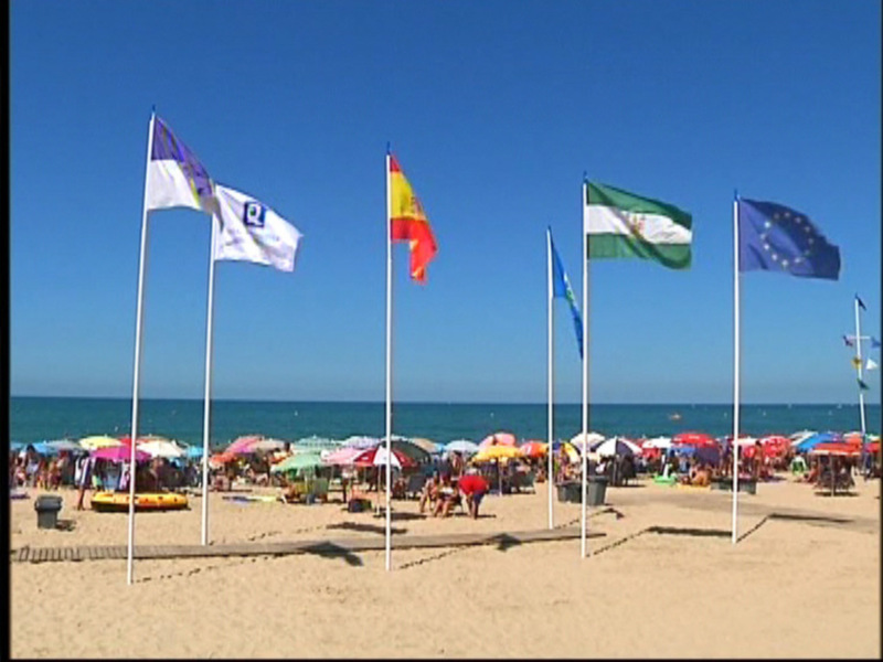 Ya ondean en las tres playas urbanas de Chipiona las banderas de la prestigiosa certificación Q de Calidad 