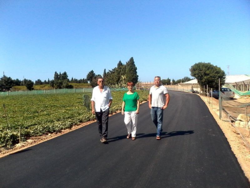Izquierda Unida comprueba el asfaltado del camino de la Talona.(Chipiona)