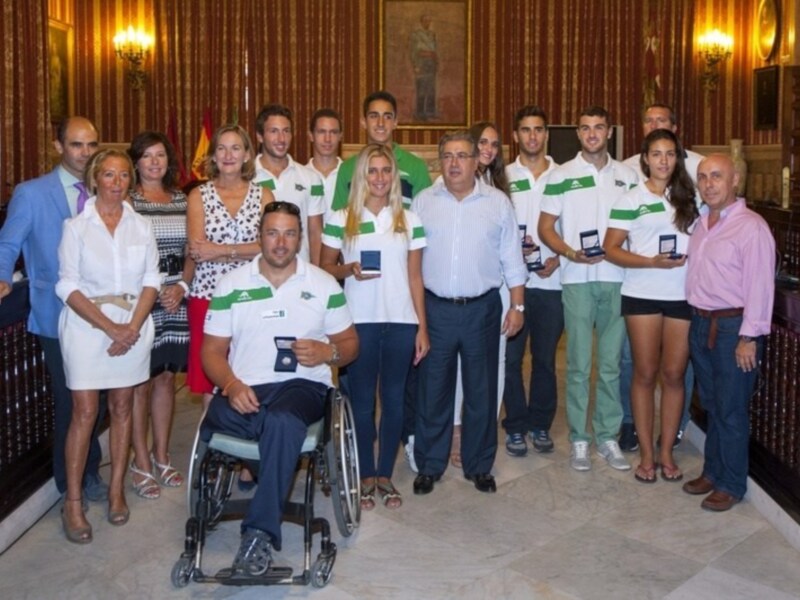 El alcalde de Sevilla rinde tributo a los campeones mundiales del Náutico