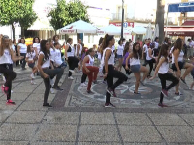 Cuarenta personas participan en la grabación de un flashmobs contra la violencia de género que se difundirá por las redes sociales(Chipiona)  