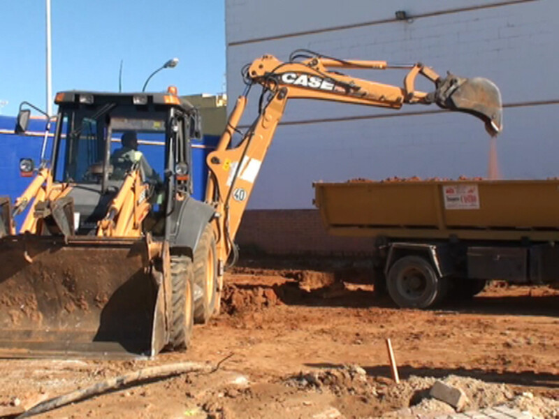 Comienzan las obras del nuevo edificio polifuncional en el Polideportivo que centralizará el área de Deportes.(Chipiona) 