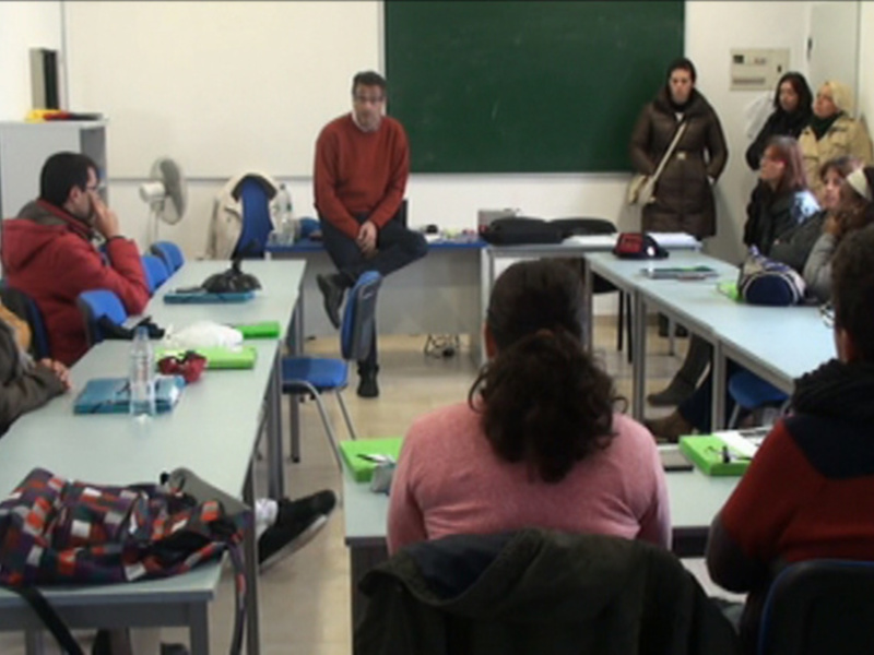 60 jóvenes desempleados asisten a una charla informativa sobre una oferta de becas de formación y empleo en Alemania
