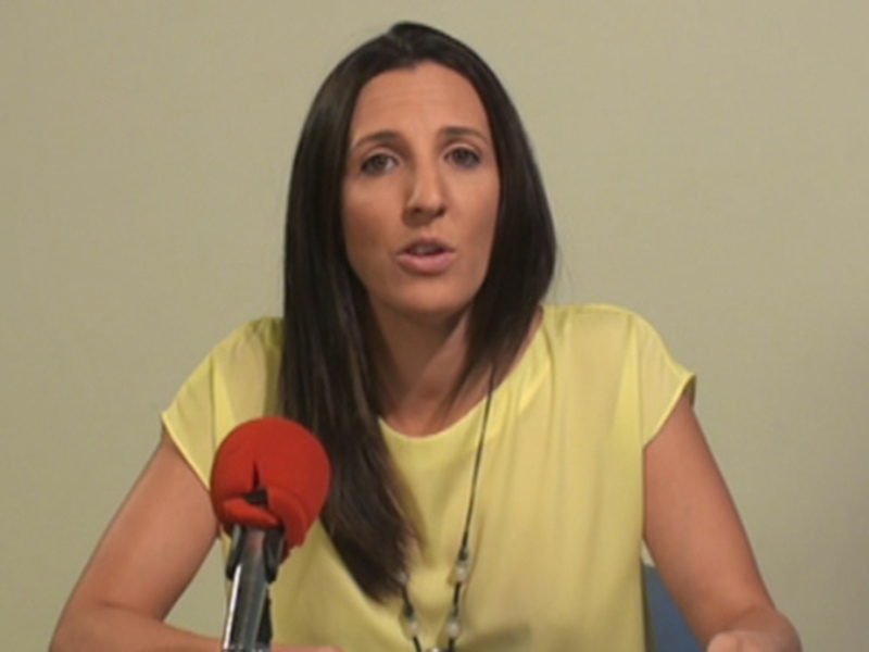 Entrevista con mujer hablando en un estudio de radio.
