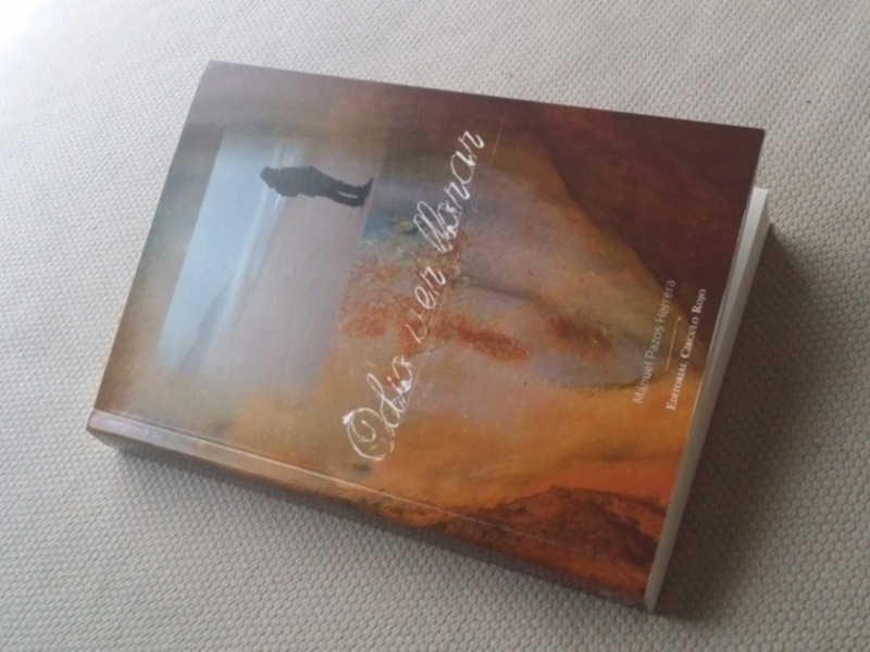 Libro titulado 'Odio ver llamar' de Manuel Pastor Heredia, sobre un fondo textil blanco.