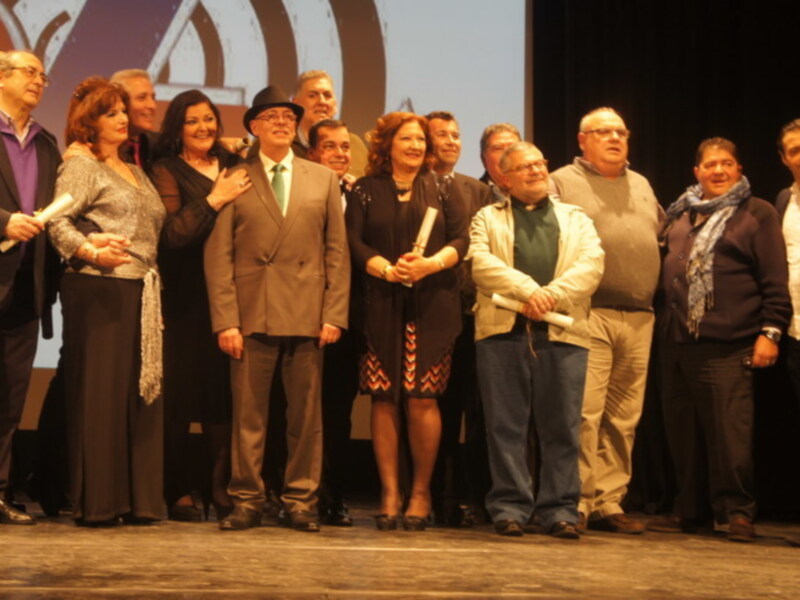 Miguel Gallardo, Juan Mellado, Jose Antonio Campuzano, Charo Reina, Manuel del de Angustias, Eduardo Banderas ,el Mani y Maria de la Colina entre los premios Temperamento,de la gala de Radio Valencina  