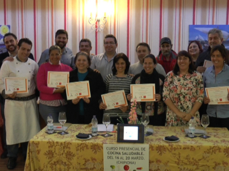 Nueve profesionales del sector de la restauración participan en un curso de técnicas sobre cocina saludable y alergias alimenticias(Chipiona) 