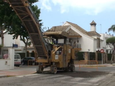 Comienza un doble plan de asfaltado que renovará el firme de más de cuarenta calles en dos meses(Chipiona) 