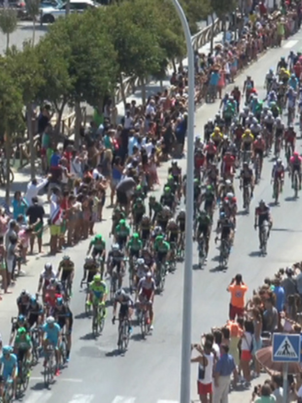 Chipiona salió ayer a la calle masivamente para vivir el paso de la Vuelta a España veinticinco años después
