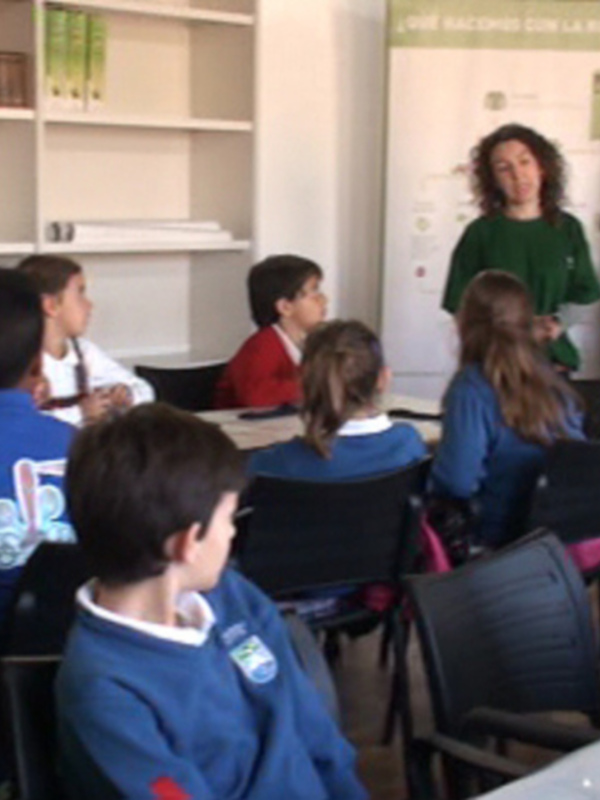 Escolares de Chipiona participan en la muestra Expresando conocimiento incluida en las actividades del centro del Camaleón.