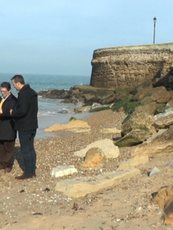 El Subdelegado del Gobierno anuncia la actuación urgente de Costas en la muralla del paseo próxima al faro de Chipiona