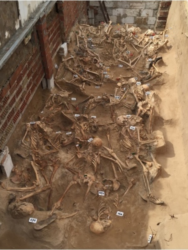 Rosa Aguilar valora el esfuerzo compartido de familiares e instituciones para avanzar en la excavación de la fosa de Puerto Real