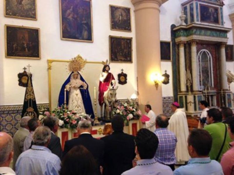 Ilusión en el seno de la asociación parroquial La Borriquita tras la bendición de las imágenes por el Obispo