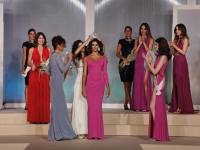 Concurso de belleza con participantes en vestidos de gala, celebración de elegancia y belleza.