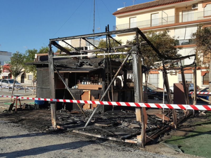 Un incendio ha destruido en la madrugada de hoy gran parte del quiosco bar del parque Poeta Miguel Hernández