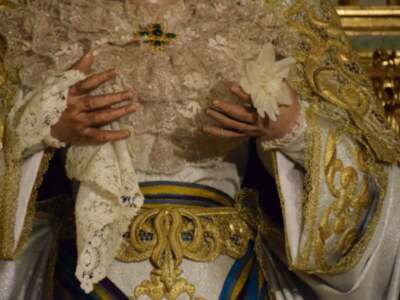 La venerada  Virgen de la Esperanza de Alcalá del Río, vestida en tiempo estival.