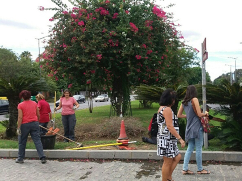El Ayuntamiento de Sevilla, pionero en España en la integración de la mujer en las tareas de jardinería urbana.