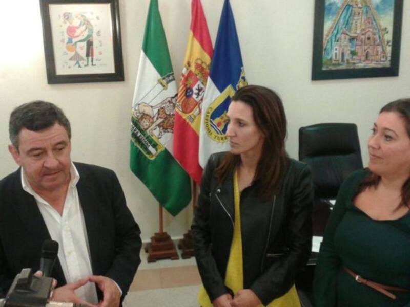 José Loaiza mantiene un primer encuentro con la alcaldesa de Chipiona reclamando ayuda de la Junta y Diputación para arreglo de caminos
