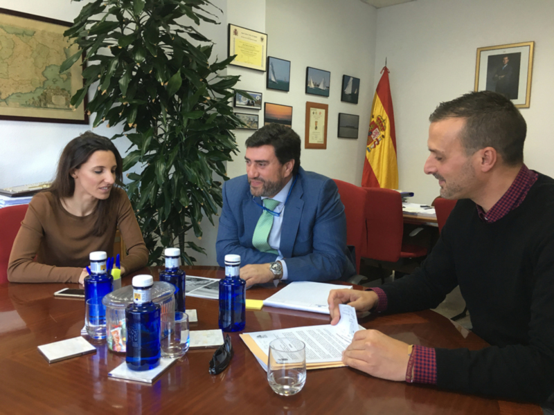 Isabel Jurado muestra a Demarcación de Costas su preocupación por el estado de las balaustras del Paseo Costa de la Luz