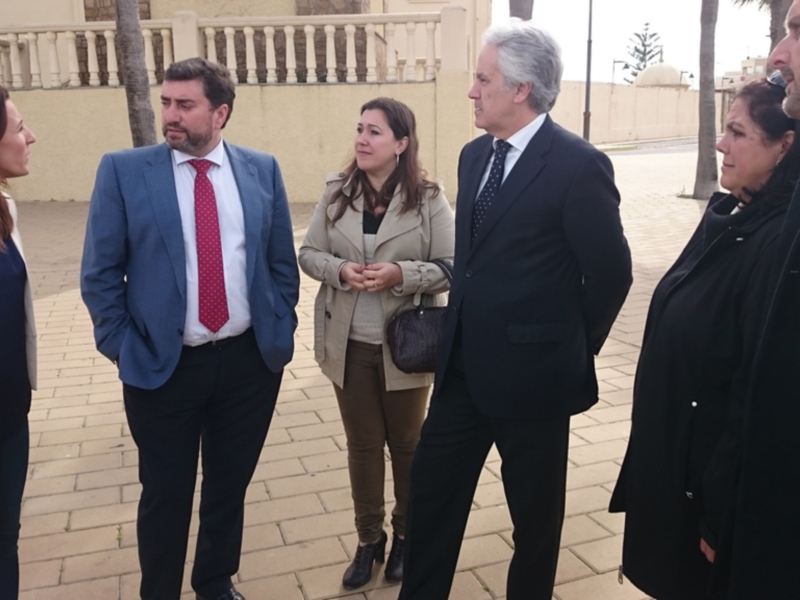 El subdelegado del Gobierno se compromete a que la sustitución de la balaustrada del Paseo Costa de la Luz esté antes del verano