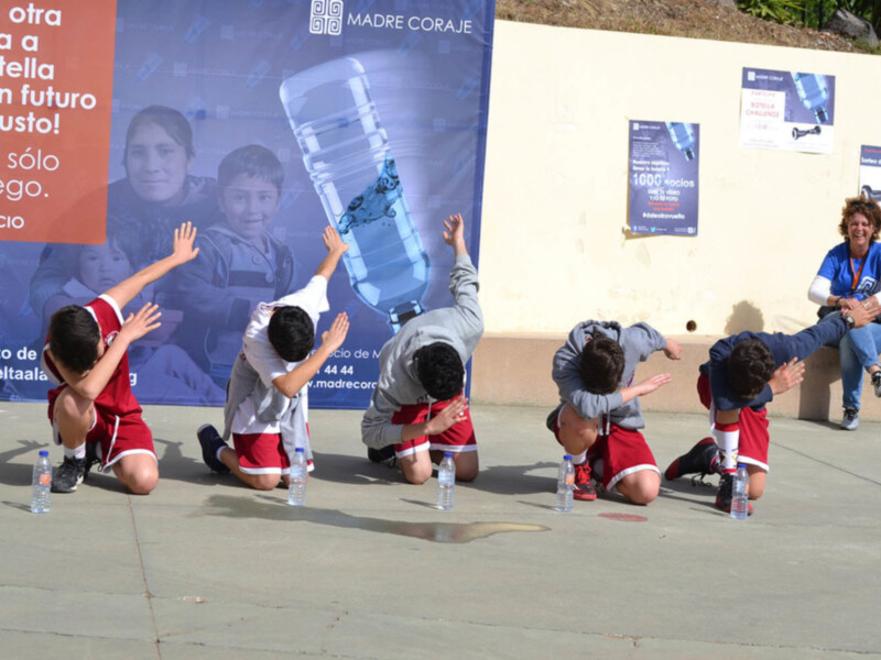 Más de 250 personas participan en el mayor ‘Botella Challenge jamás hecho’ para presentar la campaña ‘Dale otra vuelta por un futuro más justo’ de Mad