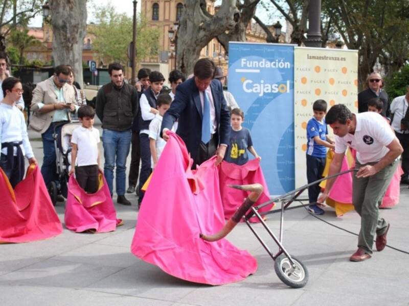Unas 1.000 personas presenciaron en el taller de toreo de salón organizado por la empresa Pagés en la Puerta de Jerez