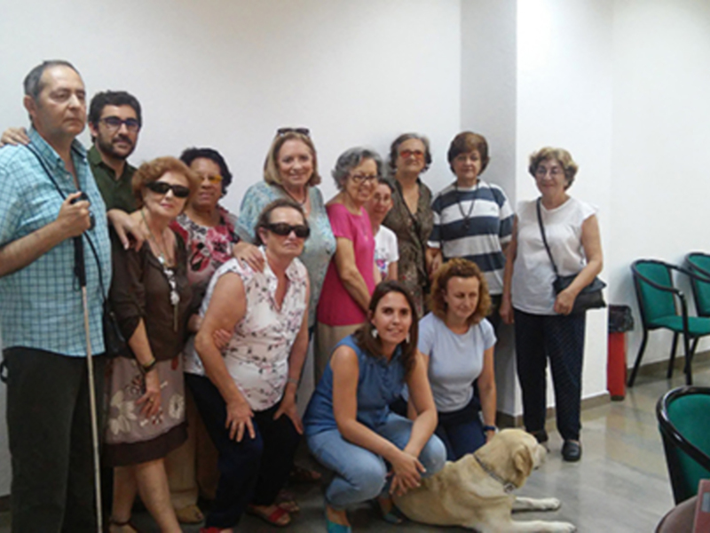 Personas con discapacidad visual asisten a un taller sobre accesibilidad en los medios