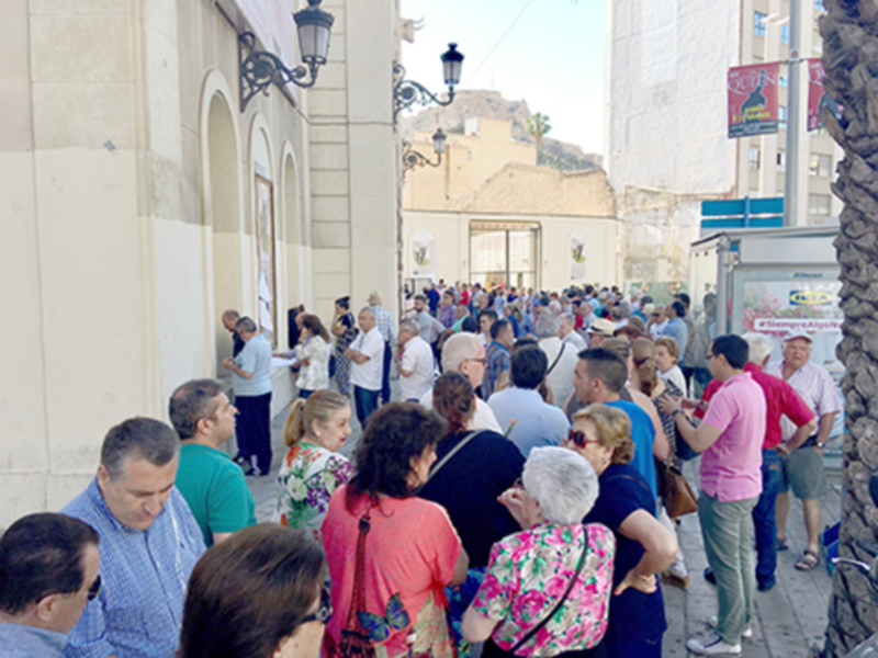 Largas colas en taquillas en el primer día de venta de entradas sueltas