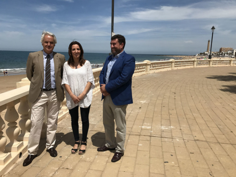 El subdelegado del Gobierno y la alcaldesa visitan la renovada balaustrada de la zona del Humilladero