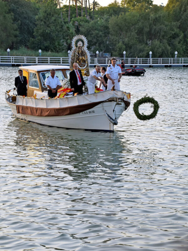 Procesión fluvial marinera de la Virgen de Calatrava de Sevilla.