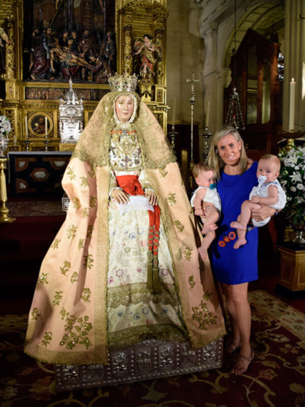 Sevilla con su patrona la Virgen de los Reyes.