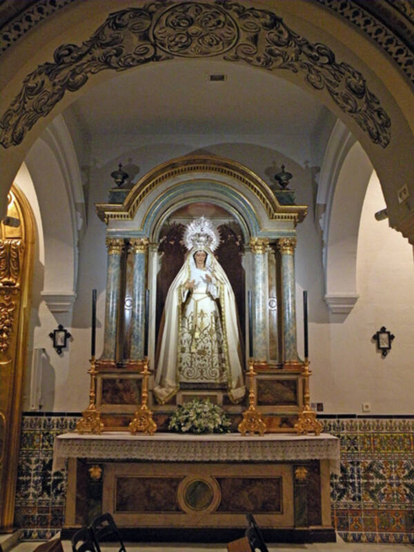 En tiempo estival el blanco en la Virgen de las Tristeza de la Veracruz sevillana.