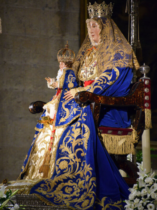 Tradicional novena vespertina en honor a la Virgen de los Reyes en la Catedral de Sevilla.