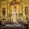 La Virgen  de las Angustias de la Hermandad de la Vera-cruz de Alcalá del Río vestida de blanco en tiempo estival.