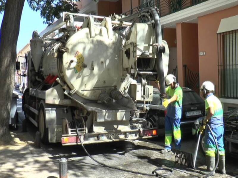 La delegación de Obras anuncia actuaciones de limpieza de imbornales a través de Aqualia, para minimizar el riesgo de inundaciones otoñales.